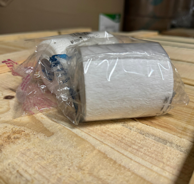 Crepe paper roll with high absorption and durability, designed to meet the strictest quality and safety standards in hygiene applications.