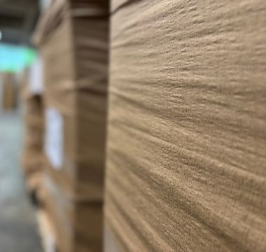 Rouleaux de papier d’emballage industriel pour une protection durable.