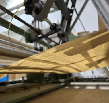 Blade and saw protection with crepe paper for sustainable industrial packaging