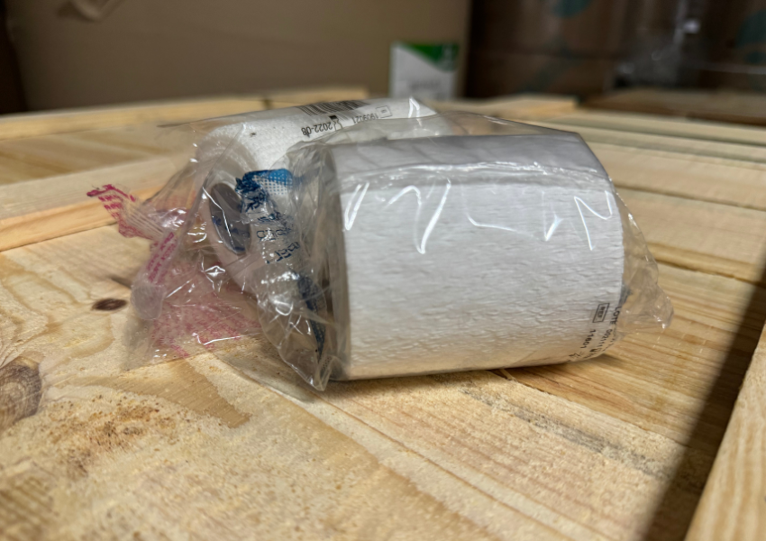 Crepe paper roll with high absorption and durability, designed to meet the strictest quality and safety standards in hygiene applications.